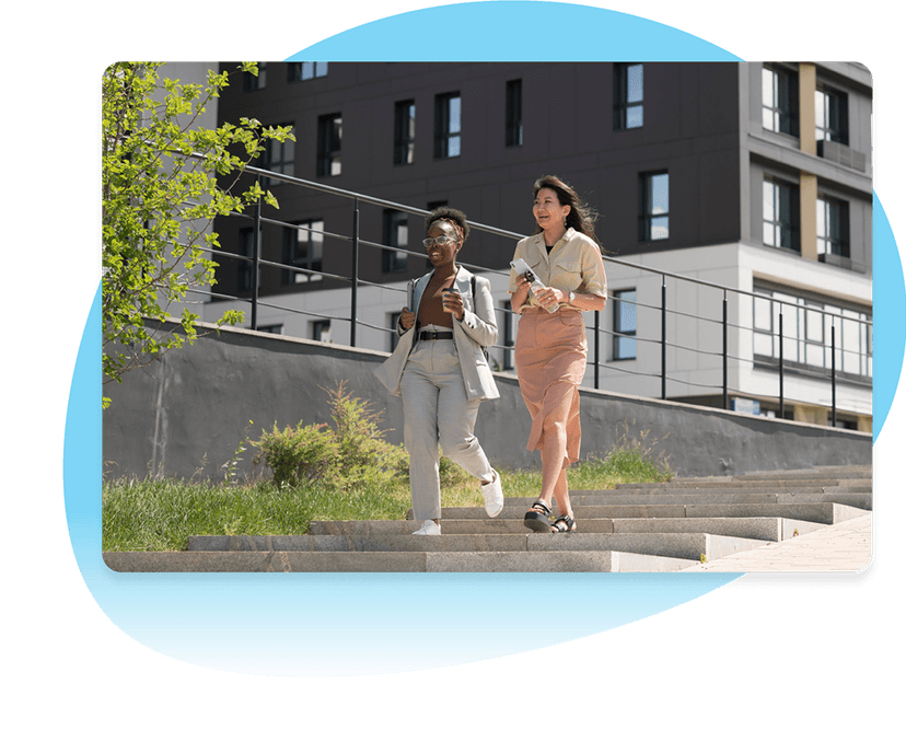 Twee mensen lopen samen buiten in een moderne woonwijk